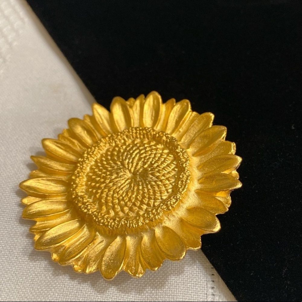 Vintage Brushed Gold Sunflower Brooch - Picture 3 of 8
